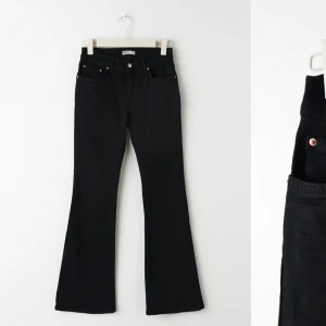 Jeans - Lågmidjade svarta bootcut jeans från Gina, i fint skick ☺️