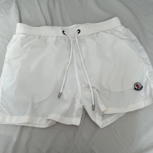 Moncler short - Shorts från moncler som egentligen är badbyxor men kan användas till både och. Storlek M men passar Xs-s också. De är äkta!! Nypris : 3755kr