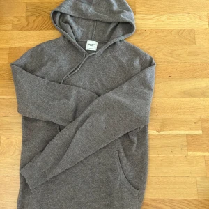 Kashmir hoodie - Beige brun Kashmir hoodie i bra skick från John Henric i storlek S. Skit snygg och stilren