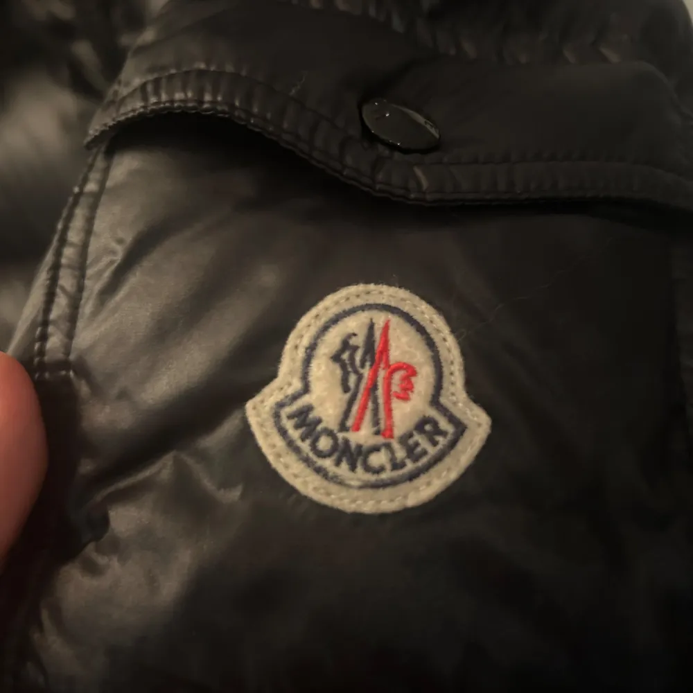 Moncler maya, Nfc funkar Använd men som i nyskick Skammbud nekas direkt Storlek 3, passar M Moncler påse medföljer. Jackor.