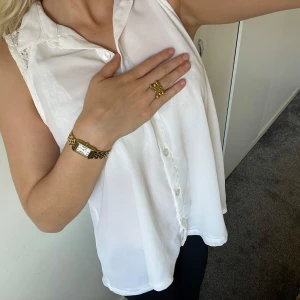 Vit blus  - Vit kort armad blus från Kappahl. Stl 158 endast en liten fläck fram som jag kan försöka tvätt bort💕🫶🏻☺️