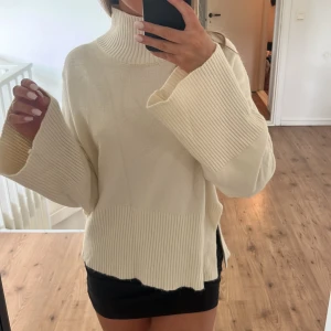 Stickad - Vit stickad polo från Gina Tricot. Aldrig använd. Storlek xs. (Strecket på bilden är bara en skugga i ljuset, ingen defekt) 