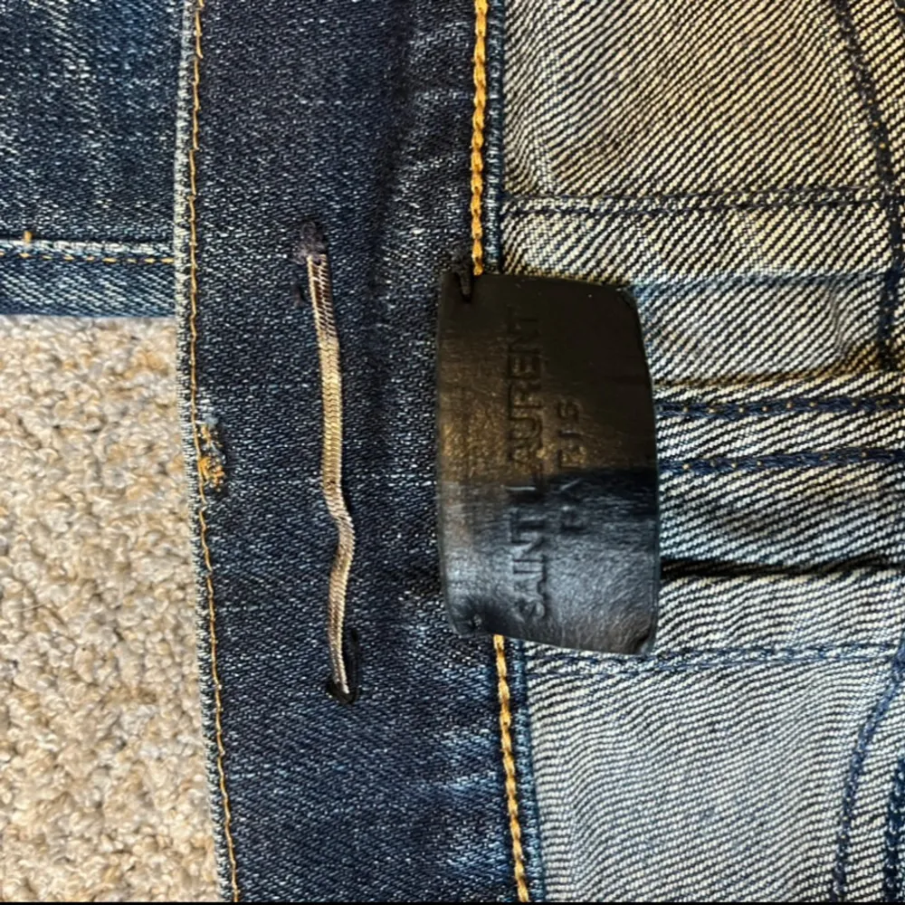 Säljer ett snygg par saint laurent jeans som är storlek 29 och är tyvärr för små för mig. Hör av er med frågor!. Jeans & Byxor.