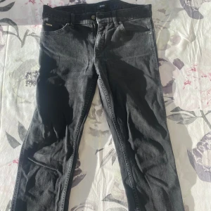 Hugo boss jeans - Snygga hugo boss jeans använt ett år men är i bra skick.  Tveka inte för att fråga flera frågor! Priset är inte fast i sten.😄 Storleken är 30/32