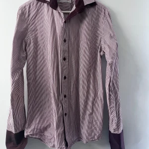 Kostym skjorta från Armani - En kostym skjorta från Armani i storlek s. Skjortan har en väldigt unik stil som passar utmärkt till en kostym.