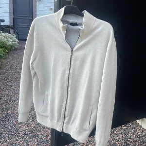 Massimo Dutti cardigan  - Tjena! Säljer nu min Massimo Dutti cardigan, skick 8/10. Om ni har några fler frågor är det bara att skriva!