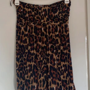 Leopard klänning  -  Jättesöt leopard klänning från Gina Tricot ⭐️🫶🏼säljer pga för kort ( jag är 180 ) 