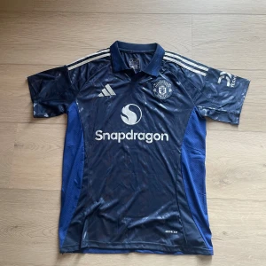 Manchester United bortaställ 24/25 - Säljer denna sprillans nya bortaställ då den inte passade som förväntat. Storleken är L men passar även M