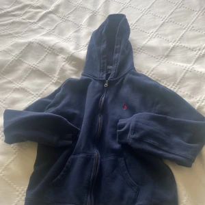 Polo Ralph luaren zip Hoddie - Skick 8,5/10. Storlek xl(18-20). Säljer begrund av för liten. Nypris 1200