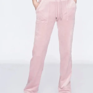 Rosa mjukisbyxor med snörning - Superbekväma och stilrena rosa juciy byxor i ett mjukt material. De har en avslappnad passform med snörning i midjan och fickor på sidorna å baksidan. Perfekta för en chill dag hemma eller en avslappnad promenad. Pris kan diskuteras 