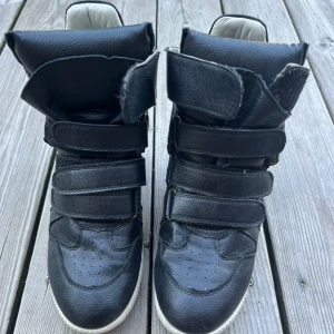 (Fejk?) isabel marant skor  - Strl 38 fick de av min kusin som köpte de begagnat från en secondhand butik Ganska bra skick