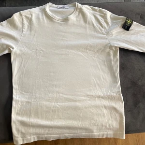 Stone island crewneck - Säljer nu min stone island crewneck som inte kommer till användning. Passar perfekt för storlek M! Givetvis äkta och qr kod finns! Billigare vid snabb affär😁