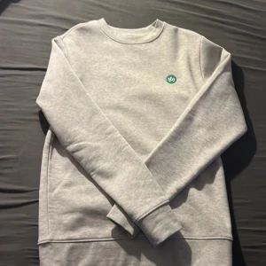 Grå Kronstadt tröja - säljer nu denna riktigt fina grå tröja i skick 9.5/10, då den sitter lite för stort på mig. Väldigt högkvalitativt gjort med riktigt bra material. storleken är S men skulle även passa M. Vid frågor, tveka inte att kontakta mig.
