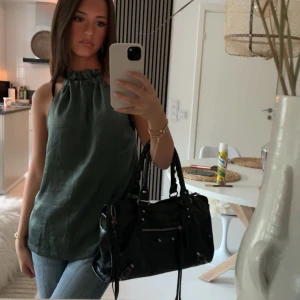 Grön festtopp - En så fin halterneck fest topp i glansigt material som knyts i nacken🍀✨⭐️