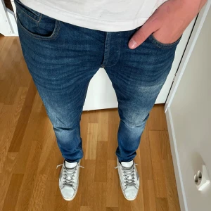 Dondup jeans - Säljer nu mina dondups då de inte kommer till användning och de e lite för stora. Passar någon bäst som är ca 182. Hör av er vid funderingar, pris kan ändras vid snabb affär 