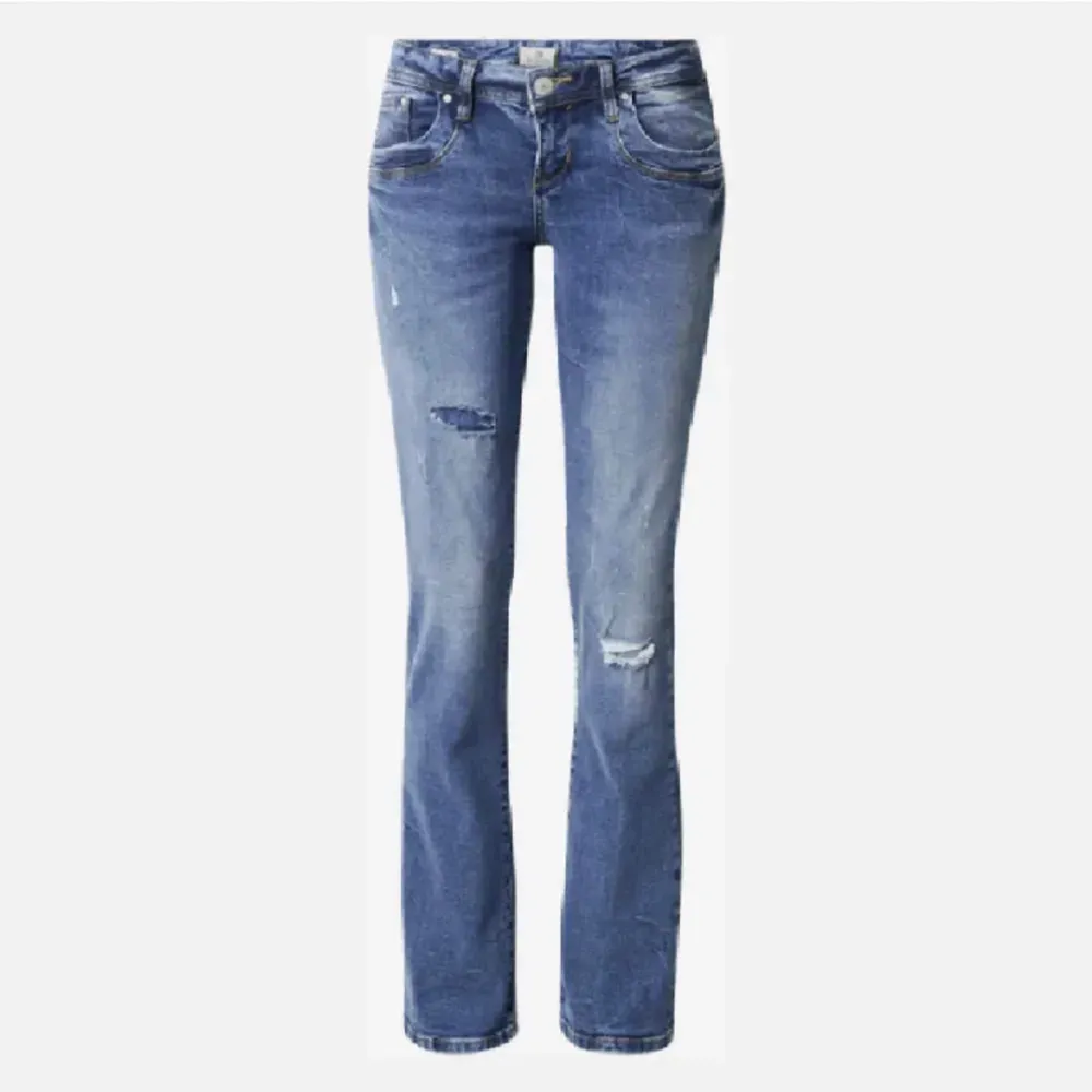 skit snygga lite slitna där nere annars bra är blåare än på bilden ❣️. Jeans & Byxor.