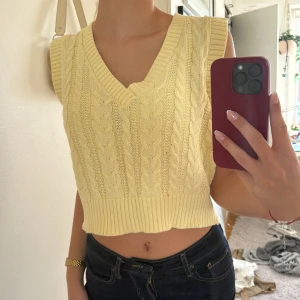 Pastellgul väst - Supergullig stickad väst💖 Inga defekter, ej använd🩷 storlek XS men passar S (jag har har S på bilden och är 175 cm lång)