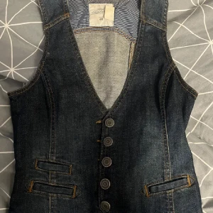 Y2K jeansväst/denim vest - Bra skick, y2k h&m väst, mörk blå jeans material, storlek eur 34
