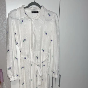 Klänning  - Säljer denna klänning, köpt från Turkiet, använd en gång bara. Mycket fint skick.