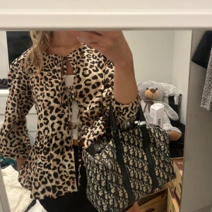 Leopard trekvartsärmad blus - Köpt på Two angels One size men skulle säga s-m Knappt använd  