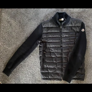 Moncler cardigan - Säljer denna moncler cardigan i svart. Inte äkta därav priset (går att diskuteras)‼️storlek S/M. Passar både dam och herr. Skriv för mer info.