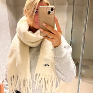 Carin Wester stickad halsduk med fransar  - Säljer nu denna super gosiga krämvita halsduk från Carin Wester. Älskar verkligen denna men den har tyvärr inte kommit till användning. Perfekt nu till hösten och vintern!