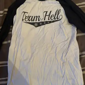 Säljer denna snygga tröjan med kul tryck på (”Team Hell” framtill och ”Satan 666” baktill) då den tyvärr har blivit för liten för mig sedan jag köpte den. Även fast att den är väl använd, så är den i gott skick.