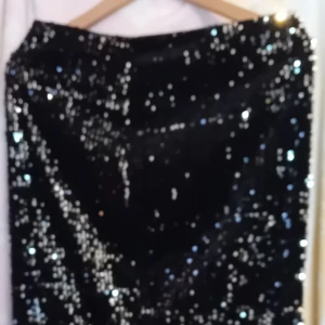Ny Paljett kjol Medium, Gratis Frakt - Super läcker bling bling kjol utav paletter. Ha den som kjol eller en topp:) Det finns en dragkedja därbak. Men plagget är töjbart
