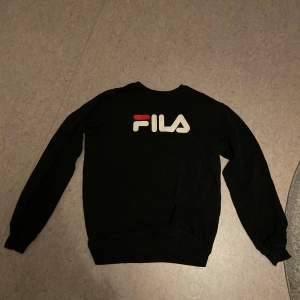 Svart Fila sweatshirt. Har ett litet märke på i-et, men annars bra skick 