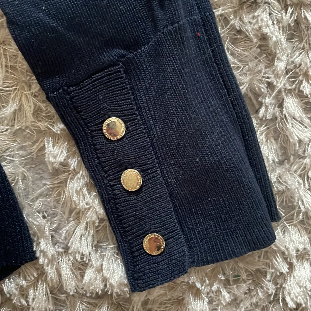 Fin stickad tröja från Lindex💗mörk blå med guldiga detaljer🥰. Neuleet.