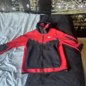 Nike tech röd och svart  - Lite märken på tröjan andvänds några gånger 