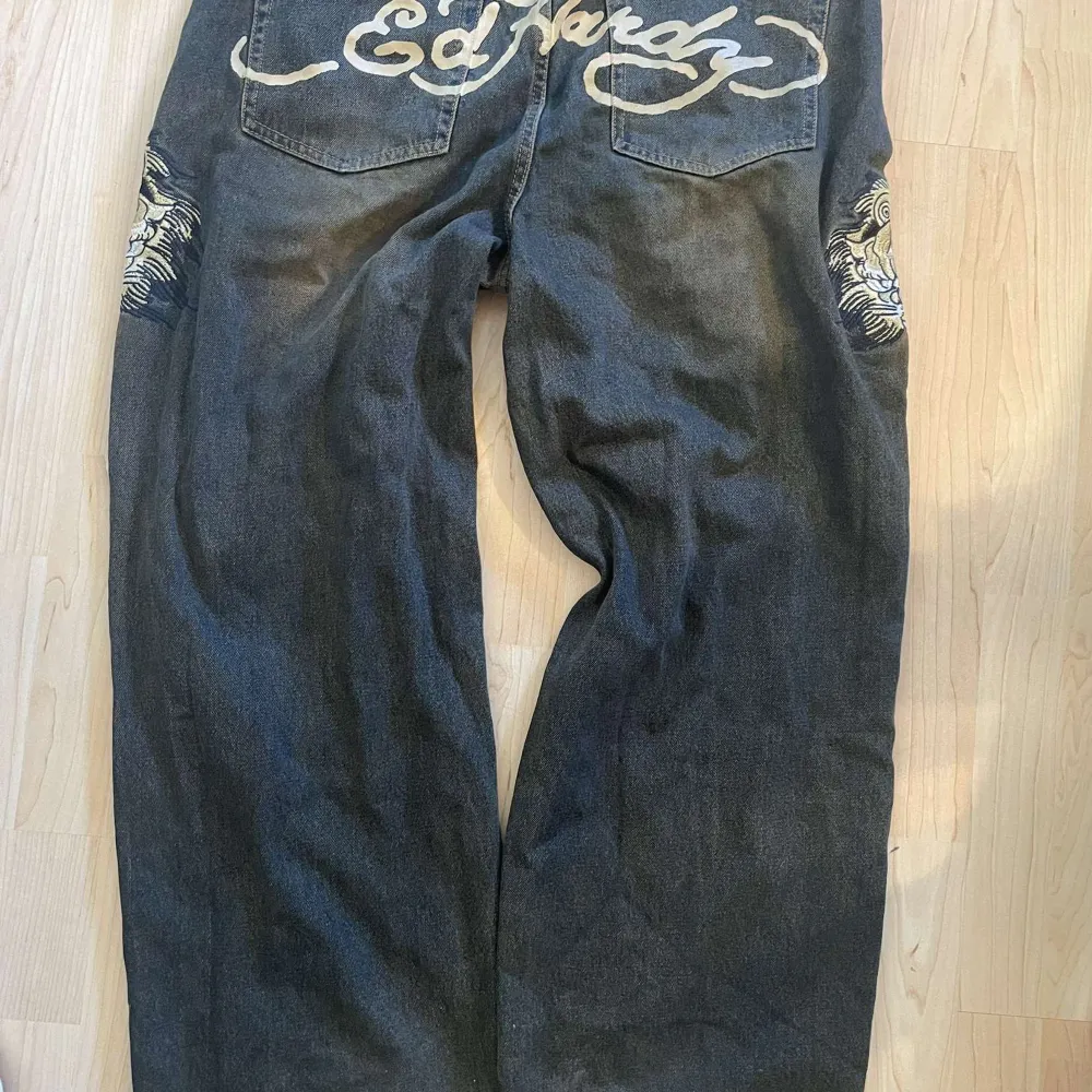 Edhardy urban outfitters jeans köpts för ca 1000, skick 8/10 har lite heelbite men inget som syns, väldigt mycket liv kvar och är redo för nya äventyr. Jeans & Byxor.