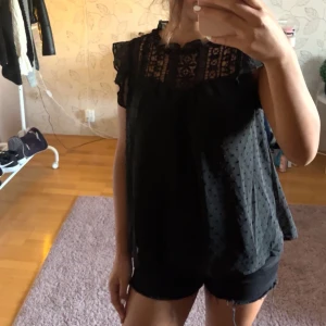 Svart Blus - Säljer denna jätte fina och oanvända blus! Storlek S! Passar dock både M och XS. Helt oanvänd och i jätte bra skick. Skriv för frågor och intresse! 