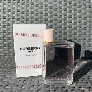 Burberry Her - 100ml Burberry her parfym endast testad. Älskar doften men passade inte mig när jag väl hade på den. Nypris skiljer sig mellan ca 1500-1900kr