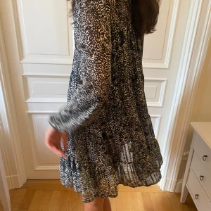 Klänning - Jättfin klänning som går att klä upp och klä ner. Lite genomskinligare material på ärmarna och upptill!💕Sktter som en S/M i storleken