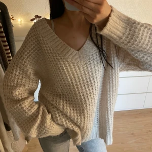 Stickad tröja - Stickad tröja ifrån lager 157, storlek s, använt få gånger, jätte mjuk, beige, 130kr