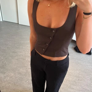 Topp - Brun kostymtopp eller västtopp med sne knäppning. Inte kommit till användning så säljer nu vidare den😊