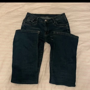 Bootcut jeans - Säljer dessa fina jeans då de inte passar mig längre💗Storlek S men för korta för mig som är 169 cm. Stretchiga i materialet.