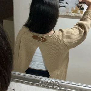 Polo Ralph Lauren tjock tröja - Säljer denna oerhört mysiga tjocktröjan från Ralph Lauren. Den har en öppning vid ryggen och är perfekt inför hösten som är på väg😍🍂🍁