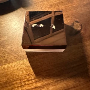 Caia - loose bronzer  - Bronzer från Caia. Färg - Florence. Använd kanske vid 4 tillfällen, finns en hel del kvar. Texten på förpackning har suddats ur när jag torkat av förpackning. 