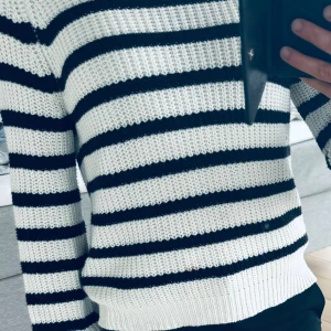 Tröja stl XS-S - Svartvit randig tröja i jättefint skick. Sparsamt använd.