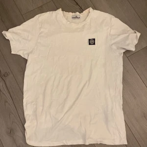 Stone island t-shirt  - Den är som ny ingen defekter eller att den är missfärgad! Storlek XXL men passar dig som har medium nypris 1699 kr mitt pris 299 kr. Billigare vid snabb affär! Hör av dig vid funderingar 