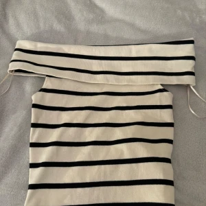 off shoulder med ränder - säljer denna då den inte kommer till använding 💓