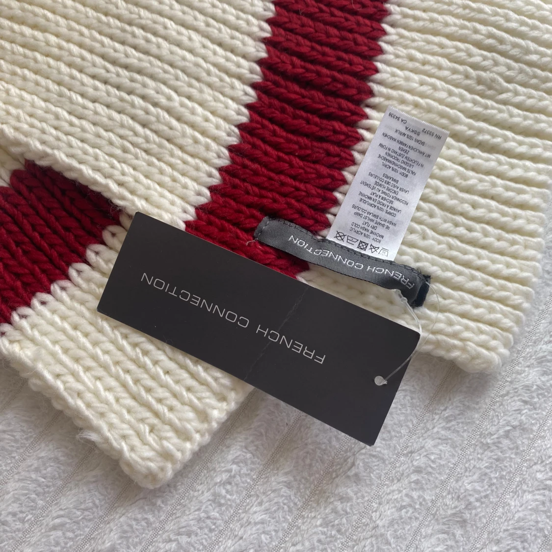 Stickad halsduk i vitt och rött  - 91