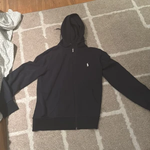 Ralph lauren zip-hoodie  - Säljer fin Ralph lauren tröja perfekt till hösten  Xs 