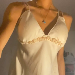 Satin linne - Jätte fint satin linne i becht med söta detaljer , passar från XS-M då man kan justera banden 