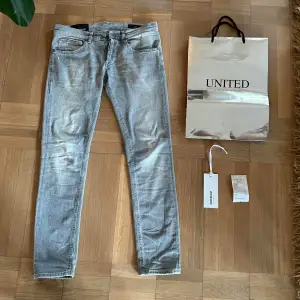 Gråa Dondup Jeans | Skick: 10/10 | Nypris 3599kr, vårat pris endast 1599kr | Storlek 30 | Svarar gärna på era frågor och funderingar!