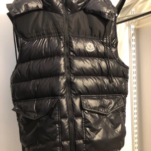 moncler väst  - ny skick inga defekter svart moncler väst  limited edition köpt i italien QR kod allt finns 