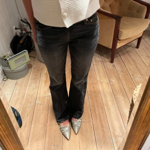 Lågmidjade levisjeans  - Säljer dessa svinsnygga levisjeans. Lågmidjade och uppsprättade längst ner då dom var lite korta för min smak! Storleken är 30/30 men skulle säga att det är liksom en S ungefär!❤️🙏🏼