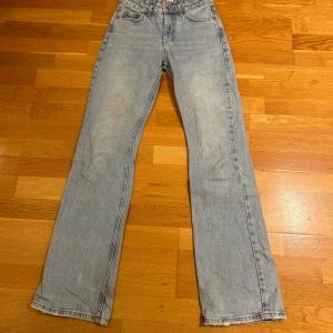 Ljusblå bootcut jeans - Säljer dessa supersnygga ljusblå flare/bootcut jeans från Gina tricot! Midjemått är 33 och Innerbenslängd är 82